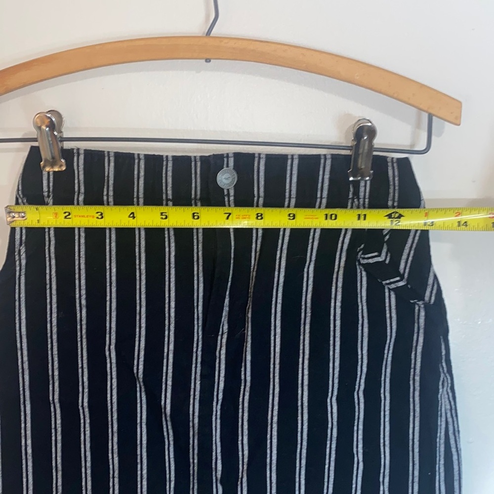 🎈Adorable Mini Holister skirt with pockets! - Picture 4 of 6